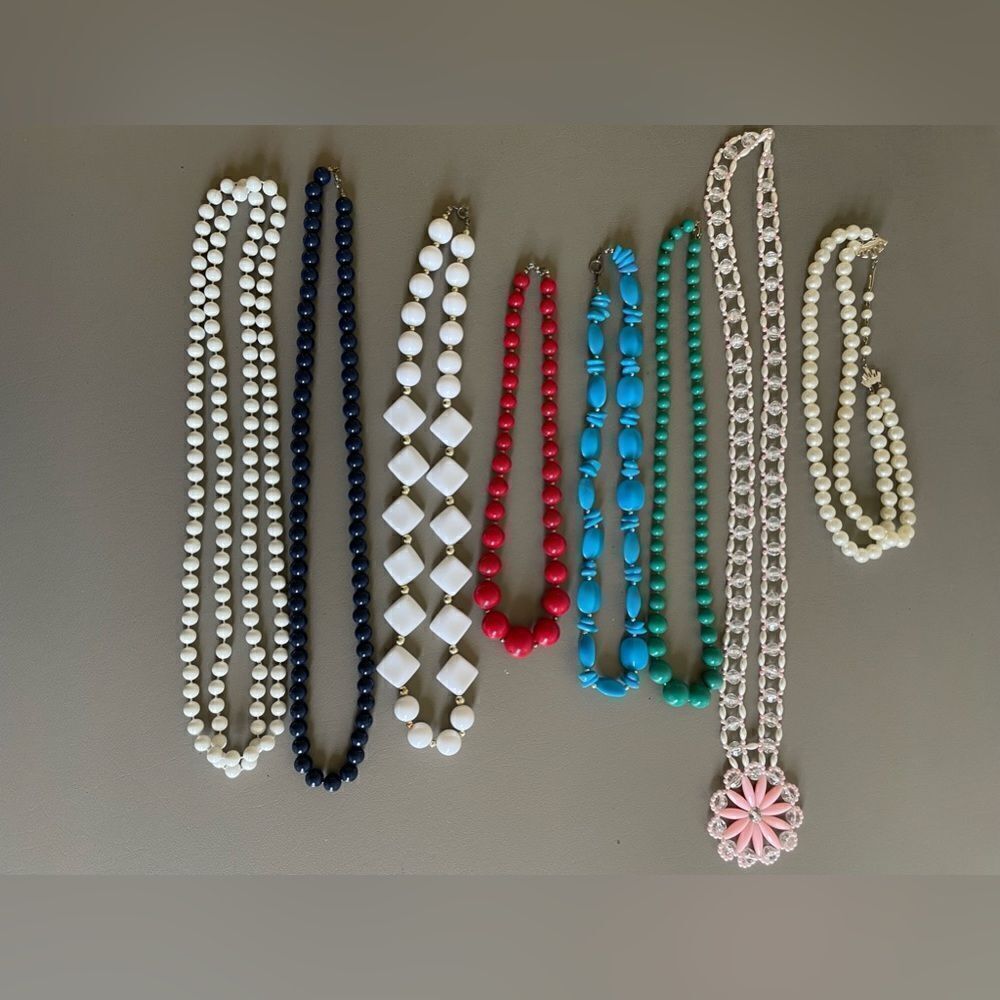 Lot of vintage necklaces